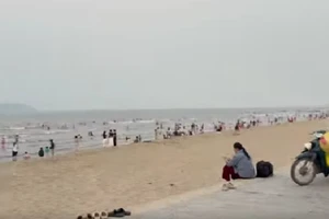 Tìm người thân cho nạn nhân tử vong ở bãi tắm biển Cửa Lò