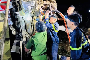 Ô tô rơi xuống vực sâu 80 mét, cảnh sát xuyên đêm cứu tài xế