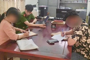 Công an làm việc với quản trị viên nhóm Facebook duyệt tin chưa kiểm chứng