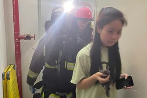 Giải cứu 3 người trong vụ cháy chung cư ở Hà Nội