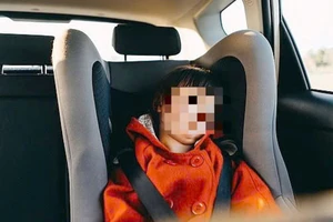 Bé gái 2 tuổi tử vong trong ô tô do bố bỏ quên 