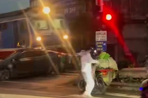 Danh tính tài xế ô tô dừng xe trên đường sắt bị tàu hoả tông 'bay' xe