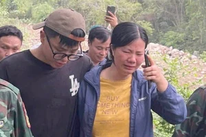 Nước mắt hạnh phúc của người mẹ khi tìm thấy con trai lạc ở núi Tam Đảo