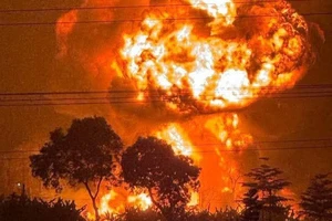 Hà Nội: Cháy lớn kho sơn tại Đông Anh sau nhiều tiếng nổ