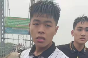 Hai học sinh lao xuống sông cứu kịp nữ sinh lớp 11 nhảy cầu 