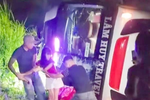 Xe khách chở 39 người bị mất phanh, lật khi xuống dốc