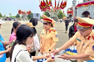 CSGT phát sữa, nước miễn phí cho du khách hành hương về Đền Hùng
