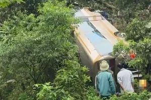 Hình ảnh hiện trường lật xe khách làm 1 người tử vong, 6 người bị thương