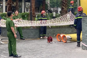 Cảnh sát căng lưới giải cứu người đàn ông đòi nhảy từ lan can tầng 5 