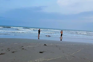 Người dân đi tắm biển phát hiện thi thể nam thanh niên trôi dạt vào bờ