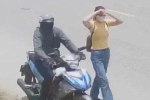 Video ghi hình ảnh một phụ nữ cướp giật tiệm vàng ở Hà Tĩnh