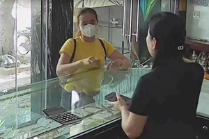 Công an truy tìm khẩn cấp đôi nam nữ liên quan vụ cướp giật ở tiệm vàng