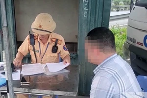 Đang bị tước bằng lái vẫn chạy ô tô trên cao tốc