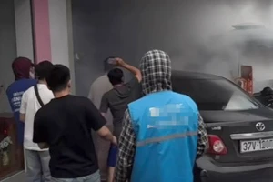 Ô tô bốc cháy sau khi lao vào ki ốt, người dân đập kính cứu tài xế