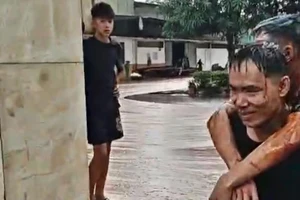 Sét đánh trúng nhà máy, khoảng 2.000 tấn mật tràn ra đường