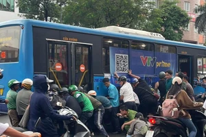 Người dân hợp sức cứu 1 phụ nữ bị cuốn vào gầm xe buýt