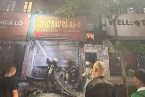 Cứu 4 người bị mắc kẹt trong vụ cháy quán cháo ở Hà Nội
