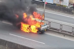 Ô tô van đang chạy trên đường Vành đai 3 bốc cháy dữ dội