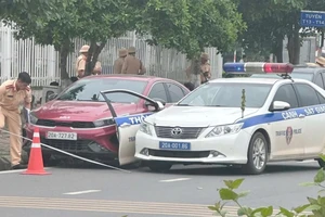 Video: Tài xế vi phạm nồng độ cồn, chạy quá tốc độ, tông gãy cửa xe CSGT 