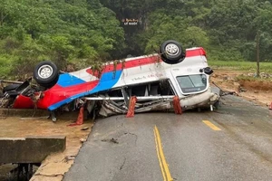 Lũ quét cuốn trôi xe khách chở 20 người tại Cao Bằng