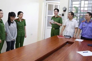 Khởi tố hai nữ sinh túm tóc, đánh hội đồng bạn học trong nhà vệ sinh