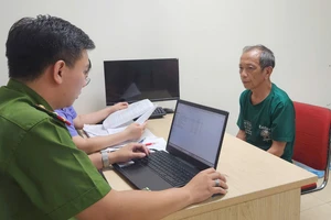 Bắt giữ 'thần y' dỏm Nguyễn Tiến Nam và 7 người lừa chữa bệnh bằng ion kiềm