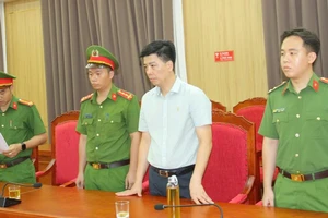 Vụ sập lan can sông Hồng: Khởi tố 1 giám đốc và phó chủ tịch xã