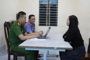 Khởi tố 1 phụ nữ và 2 người đàn ông đổ chất bẩn vào cửa hàng quần áo