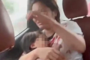CSGT dùng xe chuyên dụng đưa bé gái bị đứt lìa ngón tay đi cấp cứu