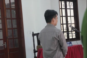 Lợi dụng bạn gái đi vệ sinh, trộm sạch đồ của bạn