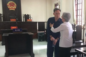 Mẹ xin tội cho con nuôi ngáo đá đánh mình dã man