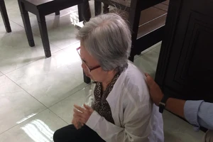 Tòa trả tự do cho con, 'người mẹ bị đánh' mừng đi không nổi