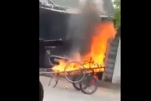 Đậu xe trước nhà, bị chủ nhà ra... đốt xe