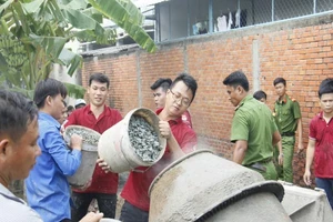 Đoàn Thanh niên Sở Tư pháp TP.HCM giúp dân làm đường bê tông