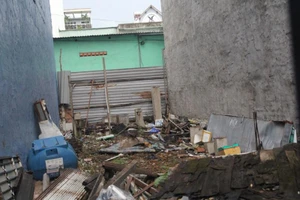 Rối việc giám định vụ đóng 32 cọc làm nứt nhà hàng xóm