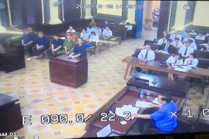 Nguyên thủ quỹ Ngân hàng Đại Tín khóc nức nở 