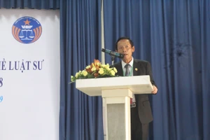 Đeo đồng hồ chứa 'phao' khi thi tập sự hành nghề luật sư