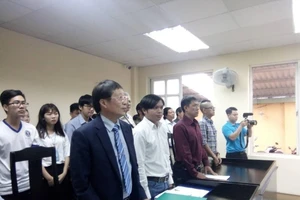 Không đủ chỗ ngồi cho người dự phiên xử 'Thần đồng đất Việt'