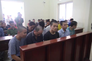 Người bị điều tra viên còng tay lên cửa sổ kêu oan bất thành