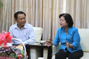 Cựu Phó Chủ tịch nước Trương Mỹ Hoa thăm Pháp Luật TP.HCM 