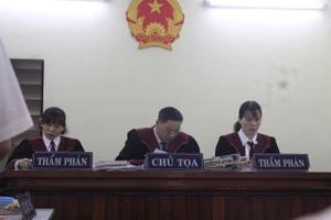 Tòa liên tục nhắc đại diện bị đơn đừng hỏi lan man