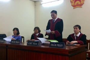 Tạm ngừng phiên tòa 1 tháng vì họa sĩ Lê Linh bị bệnh