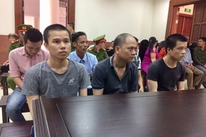 Người bị điều tra viên còng tay lên cửa sổ bị 12 năm tù