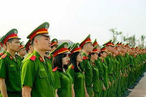 Đi nghĩa vụ công an không được nhuộm tóc, bấm lỗ tai