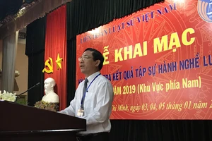 Bị đình chỉ nếu viết bộ quy tắc vào tay khi thi tập sự luật sư