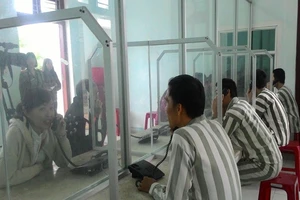 Người nhà gửi tiền cho phạm nhân được không?