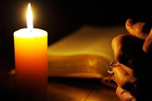 Một người bị kết án chết tại sân tòa án nghi do tự tử