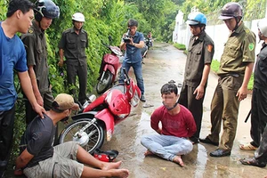Công an xã An Bình, huyện Long Hồ (Vĩnh Long) phối hợp với các lực lượng diễn tập truy bắt tội phạm. Ảnh: YẾN ANH