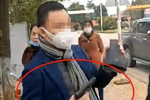 Người rút súng đe doạ trong vụ mua bán đất: Dấu hiệu tội đe dọa giết người