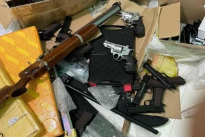 Vũ khí quân dụng giả nhưng đem bán, tội gì?